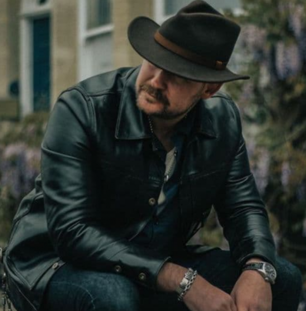 Topi Fedora dengan Pita Kulit